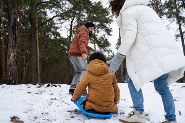 Glückliche Familie, die draußen Spaß hat