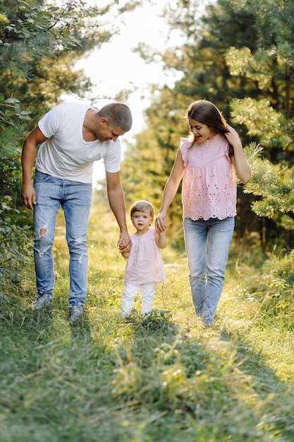 Glückliche Familie, die draußen Zeit zusammen verbringt