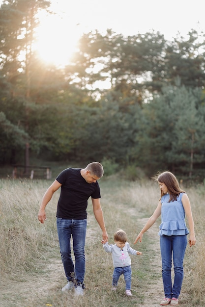 Glückliche Familie, die draußen Zeit zusammen verbringt