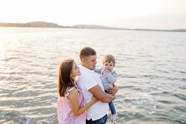 Glückliche Familie, die draußen Zeit zusammen verbringt