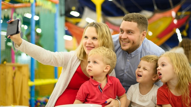 Glückliche Familie, die ein selfie nimmt