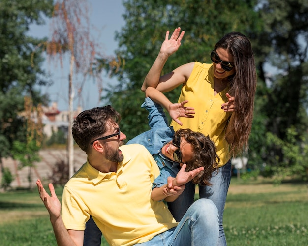 Glückliche familie, die eine tolle zeit zusammen im park hat