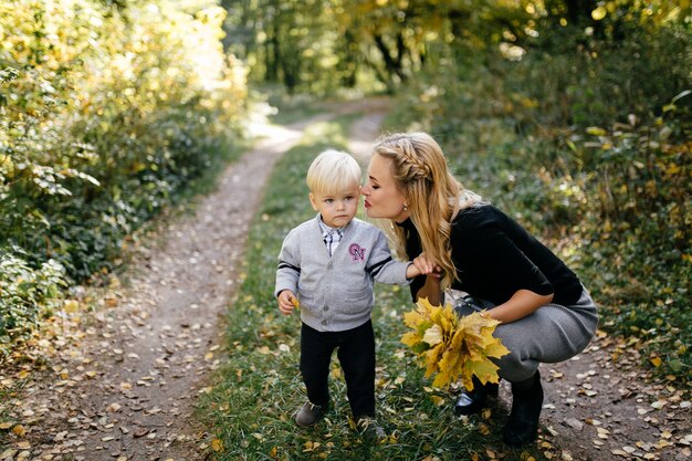 glückliche Familie, die im Herbstpark spielt und lacht