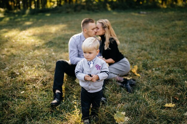 glückliche Familie, die im Herbstpark spielt und lacht