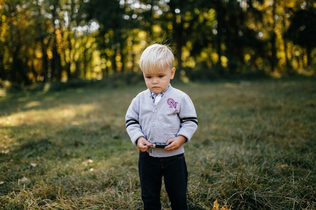 glückliche Familie, die im Herbstpark spielt und lacht