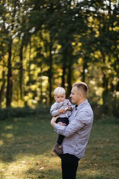 glückliche Familie, die im Herbstpark spielt und lacht