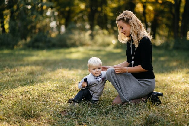 glückliche Familie, die im Herbstpark spielt und lacht