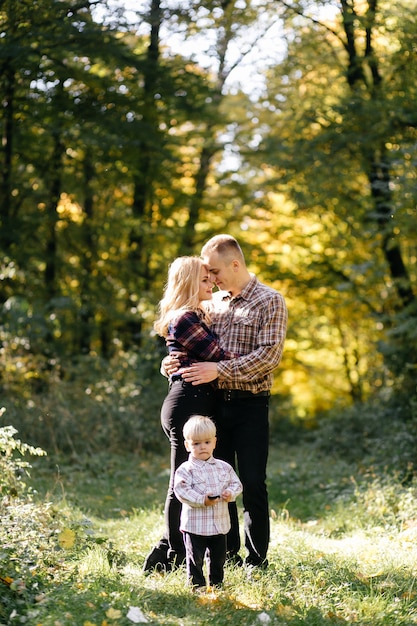 glückliche Familie, die im Herbstpark spielt und lacht