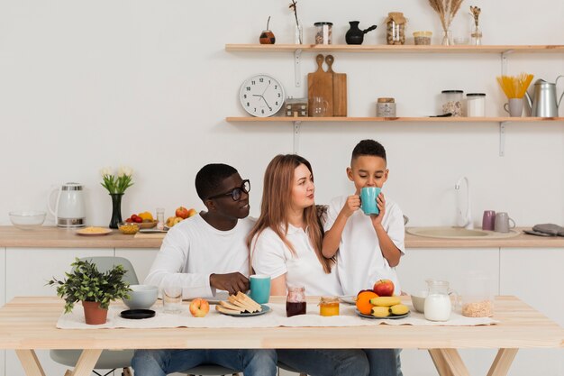 Glückliche Familie, die in der Küche bleibt