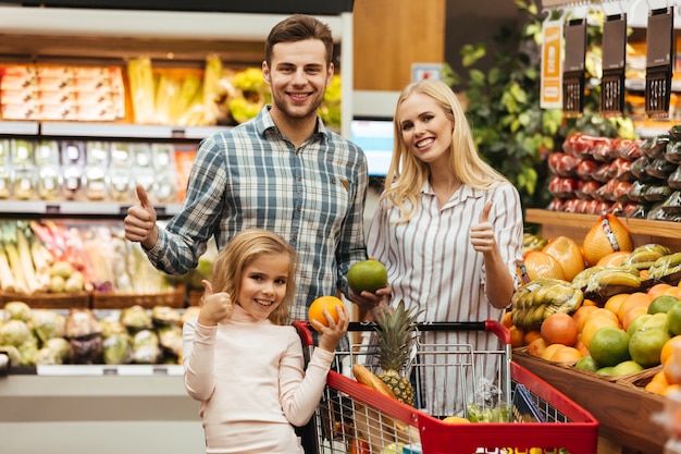 Glückliche Familie, die Lebensmittelgeschäfte wählt