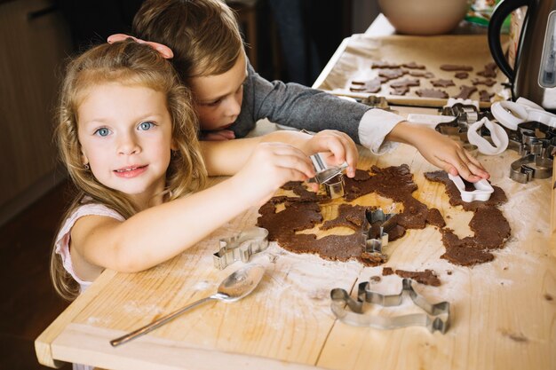 Glückliche Familie, die Lebkuchen macht