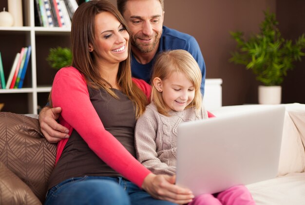 Glückliche Familie, die moderne Technologie genießt