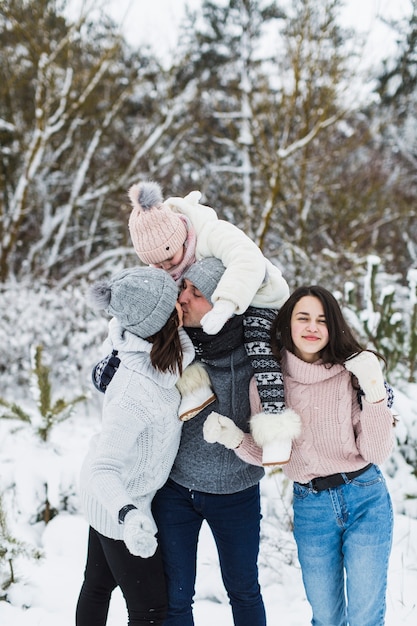 Glückliche Familie, die Neigung zeigt