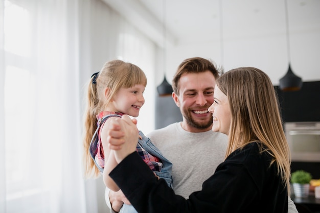 Glückliche Familie, die sich umarmt