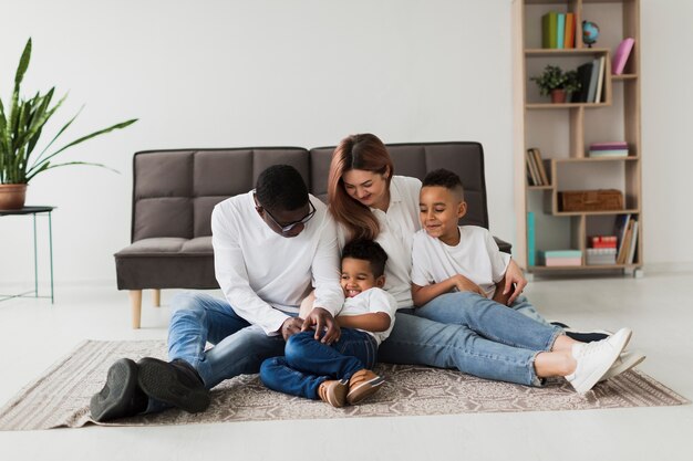 Glückliche Familie, die Spaß zusammen auf dem Boden hat