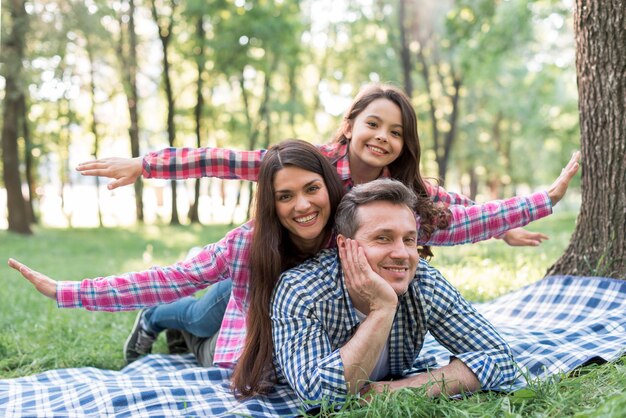 Glückliche Familie, die Tag im Park genießt