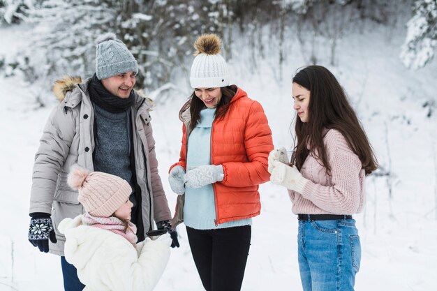 Glückliche Familie, die Zeit in der Natur verbringt