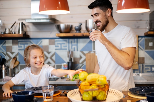 Glückliche Familie, die Zeit zusammen genießt