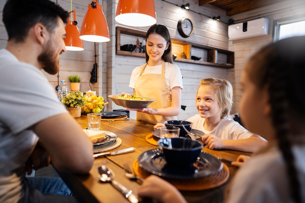 Glückliche Familie, die Zeit zusammen genießt