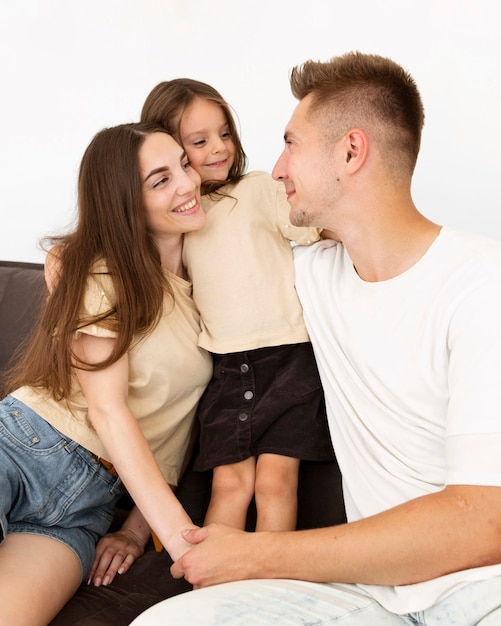 Kostenloses Foto glückliche familie, die zeit zusammen zu hause verbringt