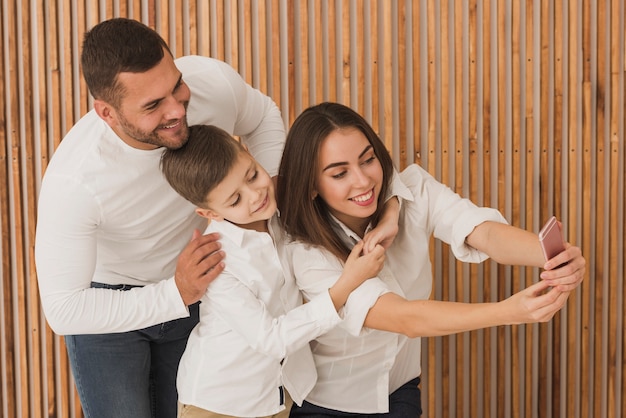 Glückliche Familie, die zusammen ein selfie nimmt