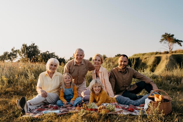 Glückliche Familie, die zusammen posiert