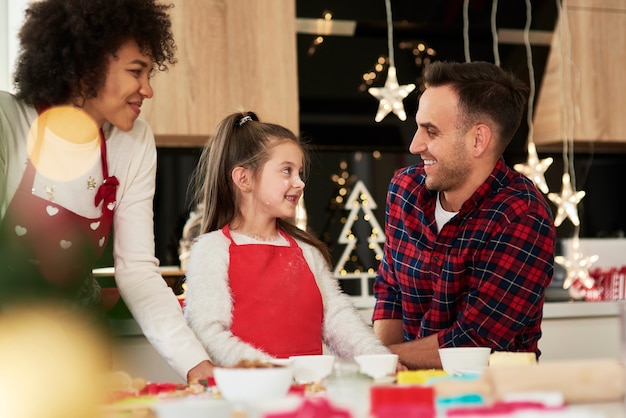 Glückliche Familie, die zusammen Weihnachtsplätzchen macht