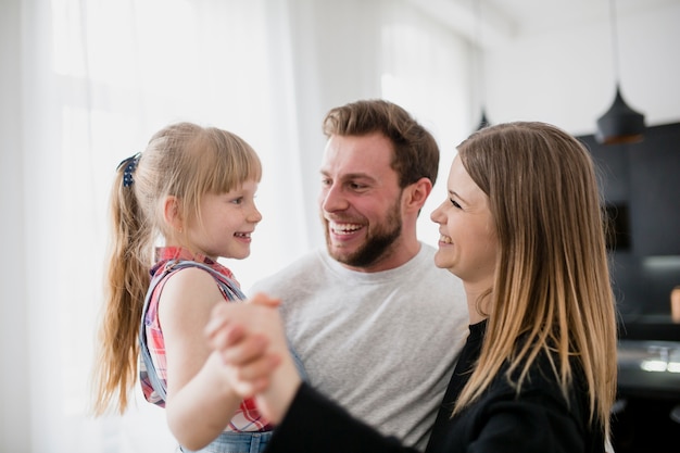 Glückliche Familie, die zusammen Zeit verbringt