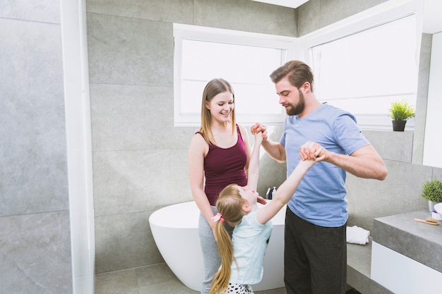 Glückliche Familie im Badezimmer