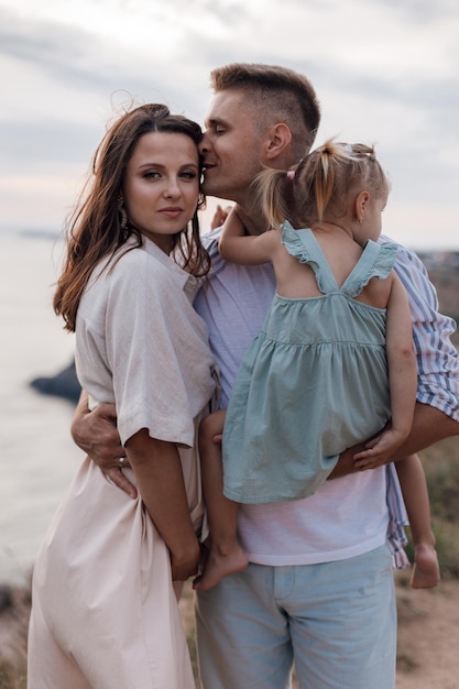 glückliche Familie im Freien