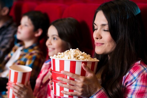 Glückliche Familie im Kino sitzen