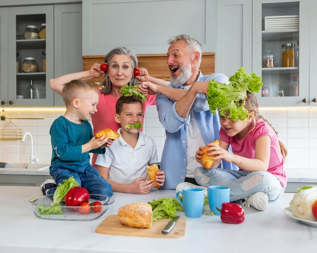 Glückliche Familie im mittleren Schuss der Küche