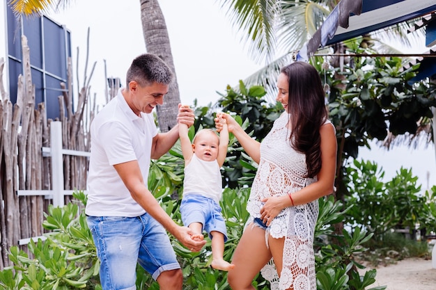 Glückliche Familie im Urlaub mit kleinem Baby