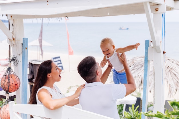 Glückliche Familie im Urlaub mit kleinem Baby