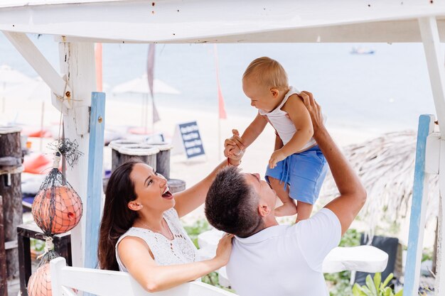 Glückliche Familie im Urlaub mit kleinem Baby