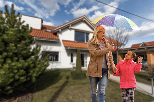 Kostenloses Foto glückliche familie in der nähe von neuem haus. immobilienkonzept.