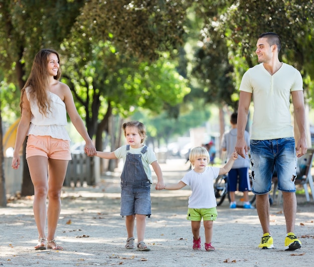 Glückliche Familie mit den Kindern, die Ferientag halten