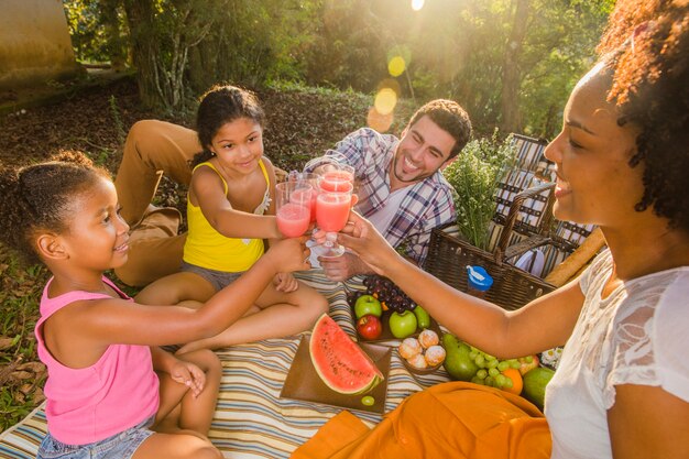 Glückliche Familie mit einem Picknick