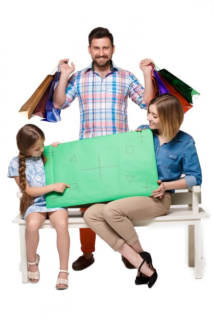 Glückliche Familie mit Einkaufstüten sitzen