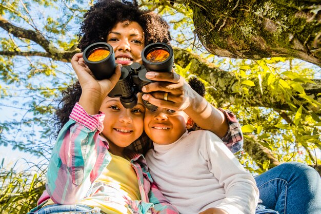 Glückliche Familie mit Fernglas