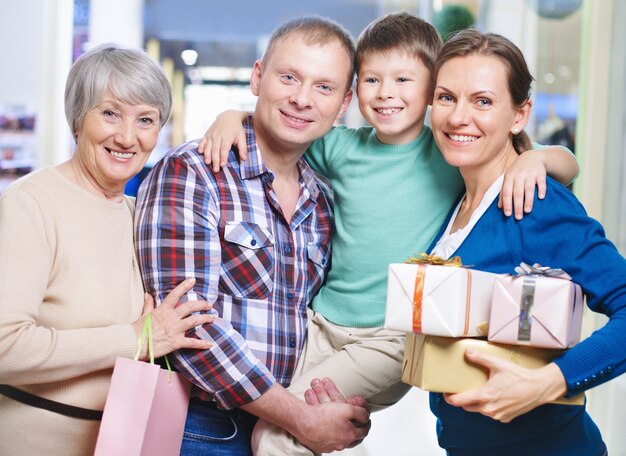 Glückliche Familie mit Geschenke