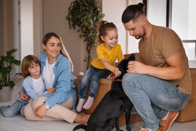 Glückliche Familie mit Hund, der in ein neues Zuhause umzieht