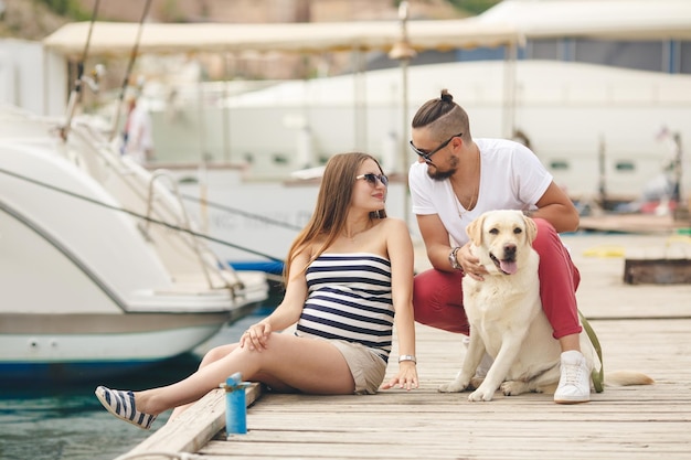 Glückliche Familie mit Hund im Freien