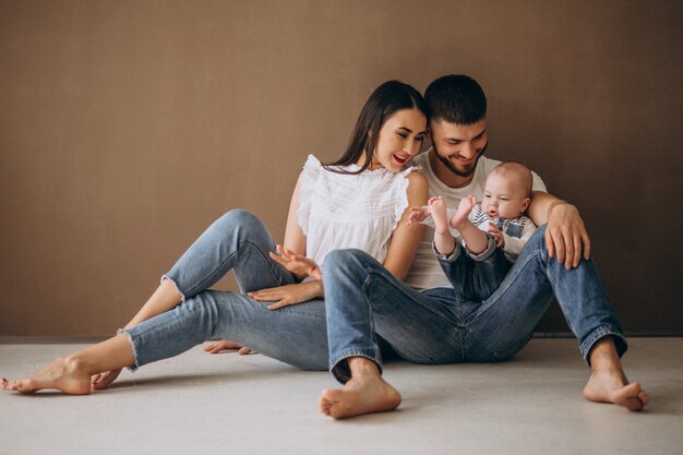 Glückliche Familie mit ihrem ersten Kind