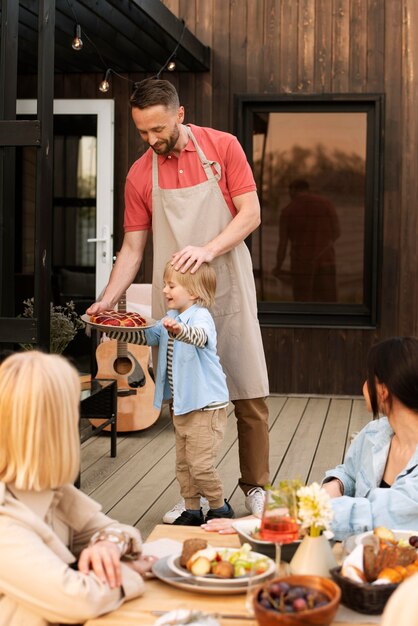 Glückliche Familie mit Kind hautnah