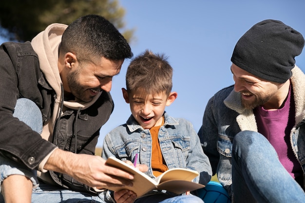 Glückliche Familie mit Kind hautnah