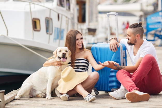 glückliche familie mit schwangerer frau und hund