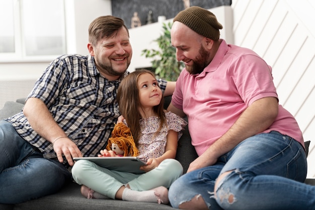 Glückliche Familie mit zwei Vätern und einem Baby