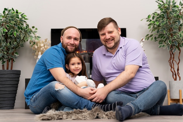 Glückliche Familie mit zwei Vätern und einem Baby