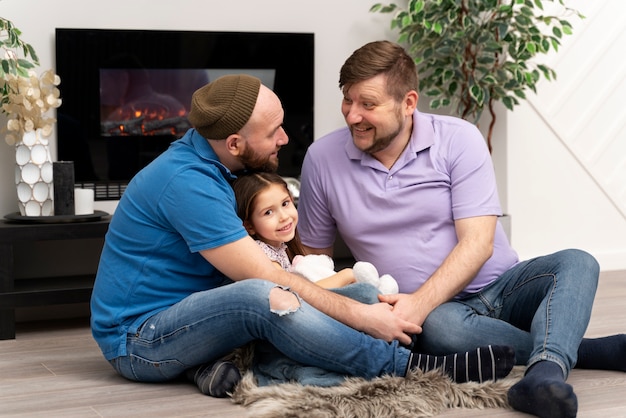 Glückliche Familie mit zwei Vätern und einem Baby